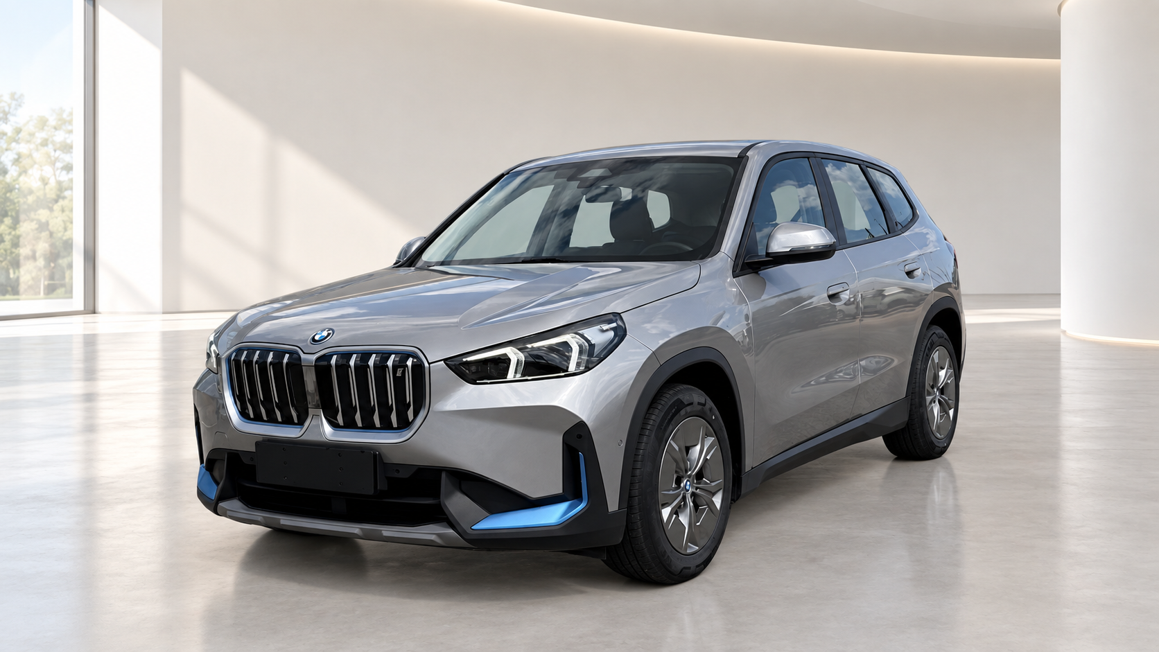 BMW iX1 i lyst showroom med anonymiseret nummerplade