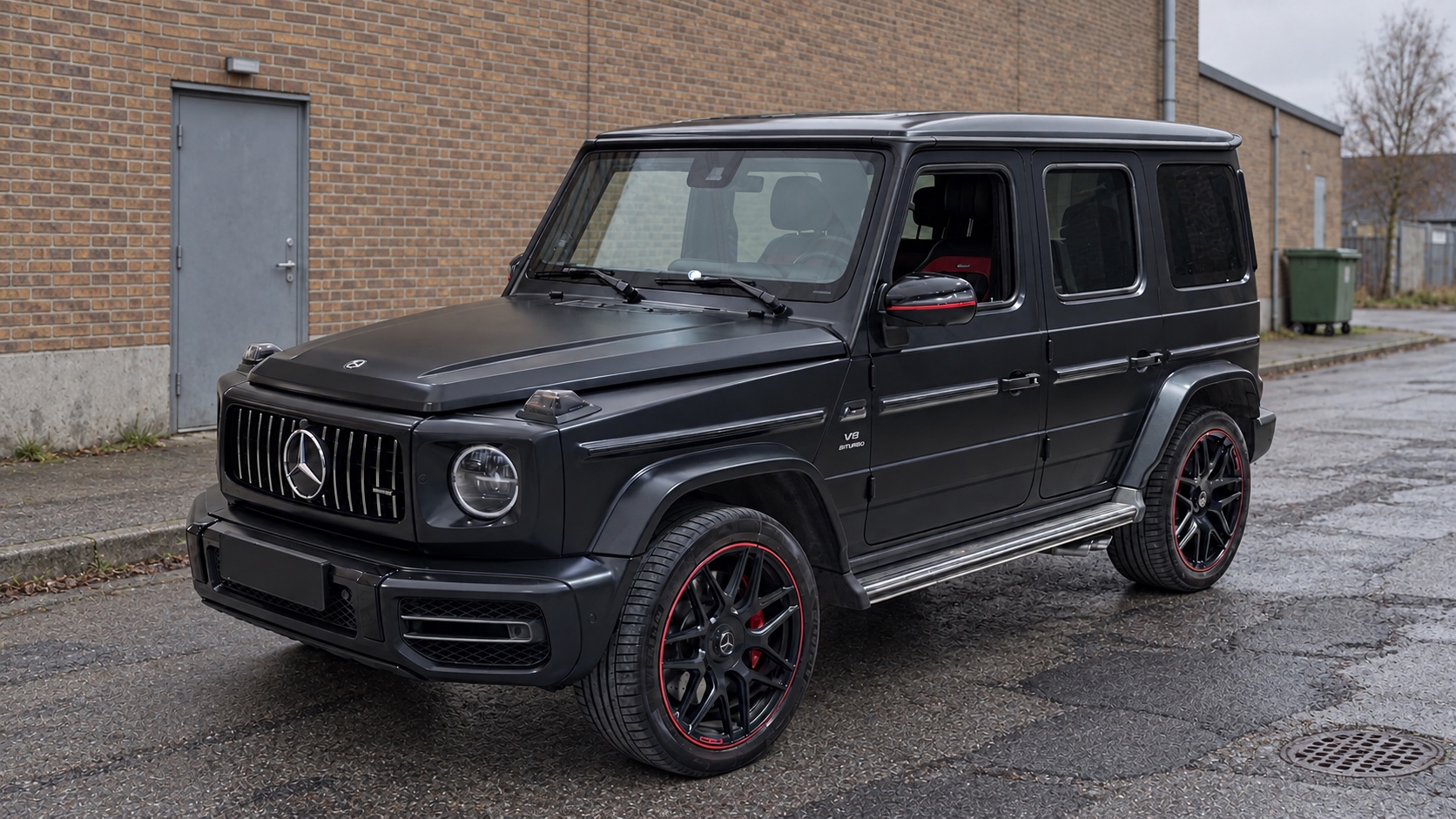 Mercedes G63 på en slidt industrivej med murstensvæg – AI-iscenesat eksempel