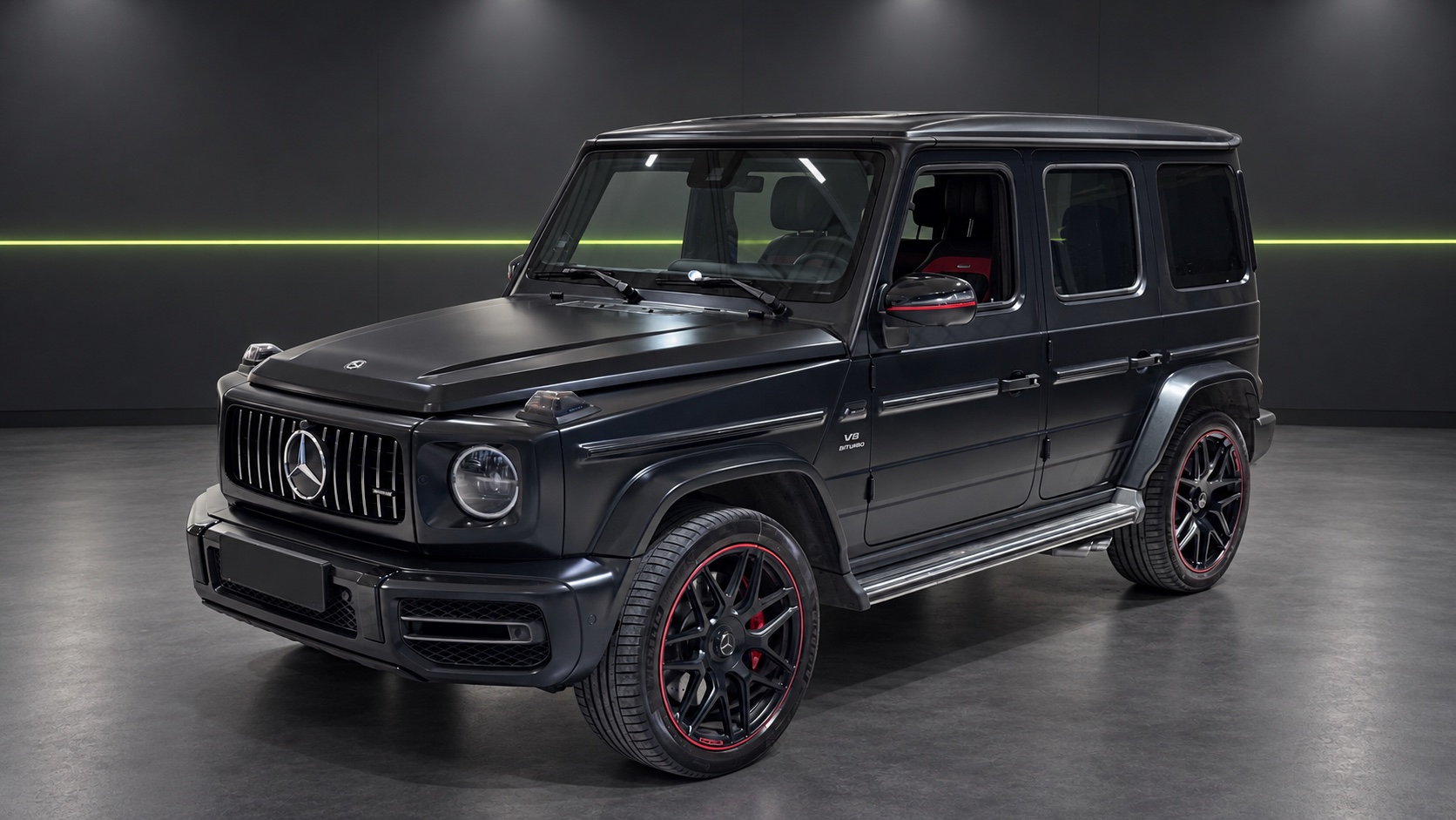 Mercedes G63 i et mørkt studie med rent gulv – AI-iscenesat eksempel